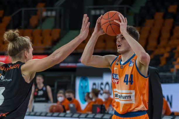 在赛季后半 在赛季后半